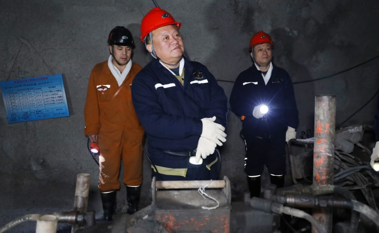 王戈在鹤岗矿业公司宣讲全国两会精神并调研检查工作...