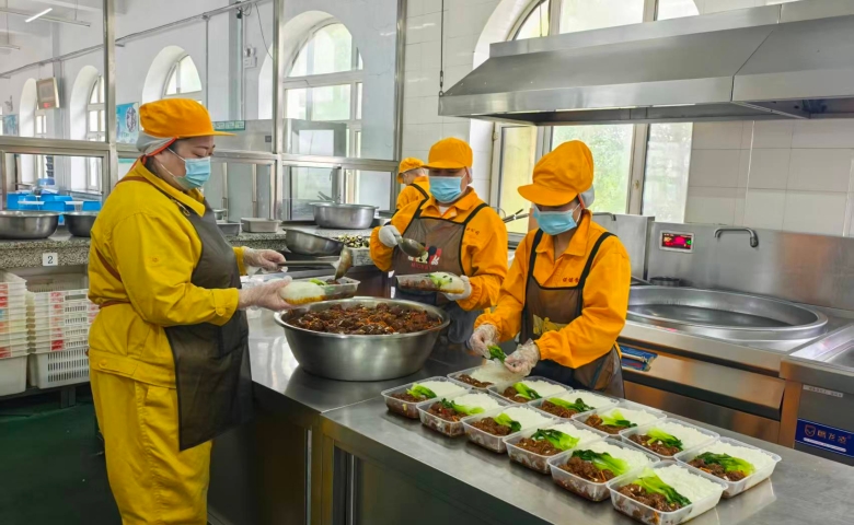 保健食品公司精心制作暖心班中餐