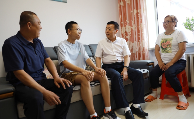 “金秋助学”暖人心 情系学子助追梦 公司开展2026年...